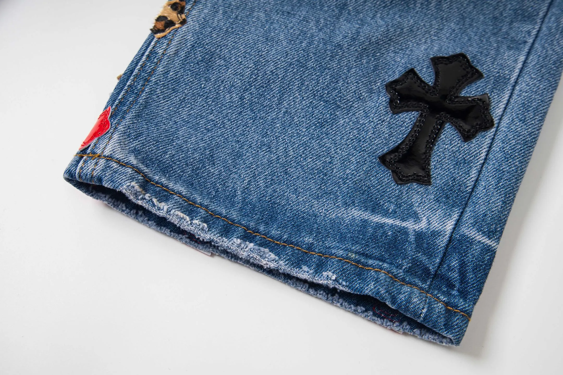 P290 high version Chrome Hearts blue denim with red black panther pattern multi-leather jeans. CH jeans need to be washed and then disassembled and hand-stitched with sheepskin cross leather and then spliced ​​together. The whole piece has too many craftsmanship to explain, patchwork cross pattern embellishment, high-waisted washed jeans! ! Absolutely high-end luxury products, god-level single products and super popular products, made with top heavy industry, a must-see magic weapon. Customized hardware. The fabric is thick and soft after washing. It has good breathability. Customized small leather label. Unique design. The details are simple and elegant, and the workmanship is exquisite. The entire trousers are neatly routed and the details are in place! It’s so cool that both men and women can easily control the genderless trend! Style number: 1799# Color: blue Size: 28 30 32 34 36